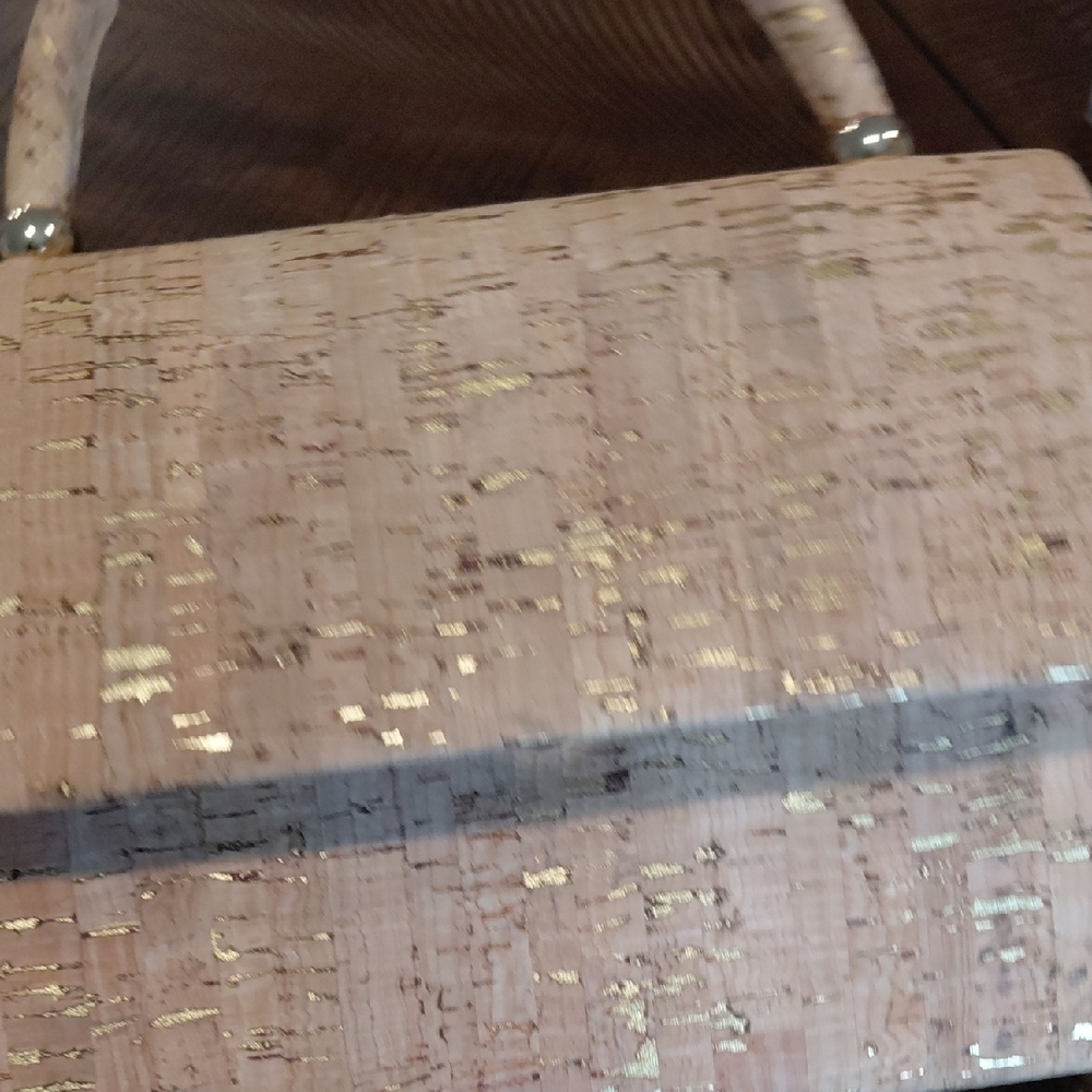 Elegant Cream Cork Top-Handle Crossbody Bag with Gold Chain - Picture 3 of 7